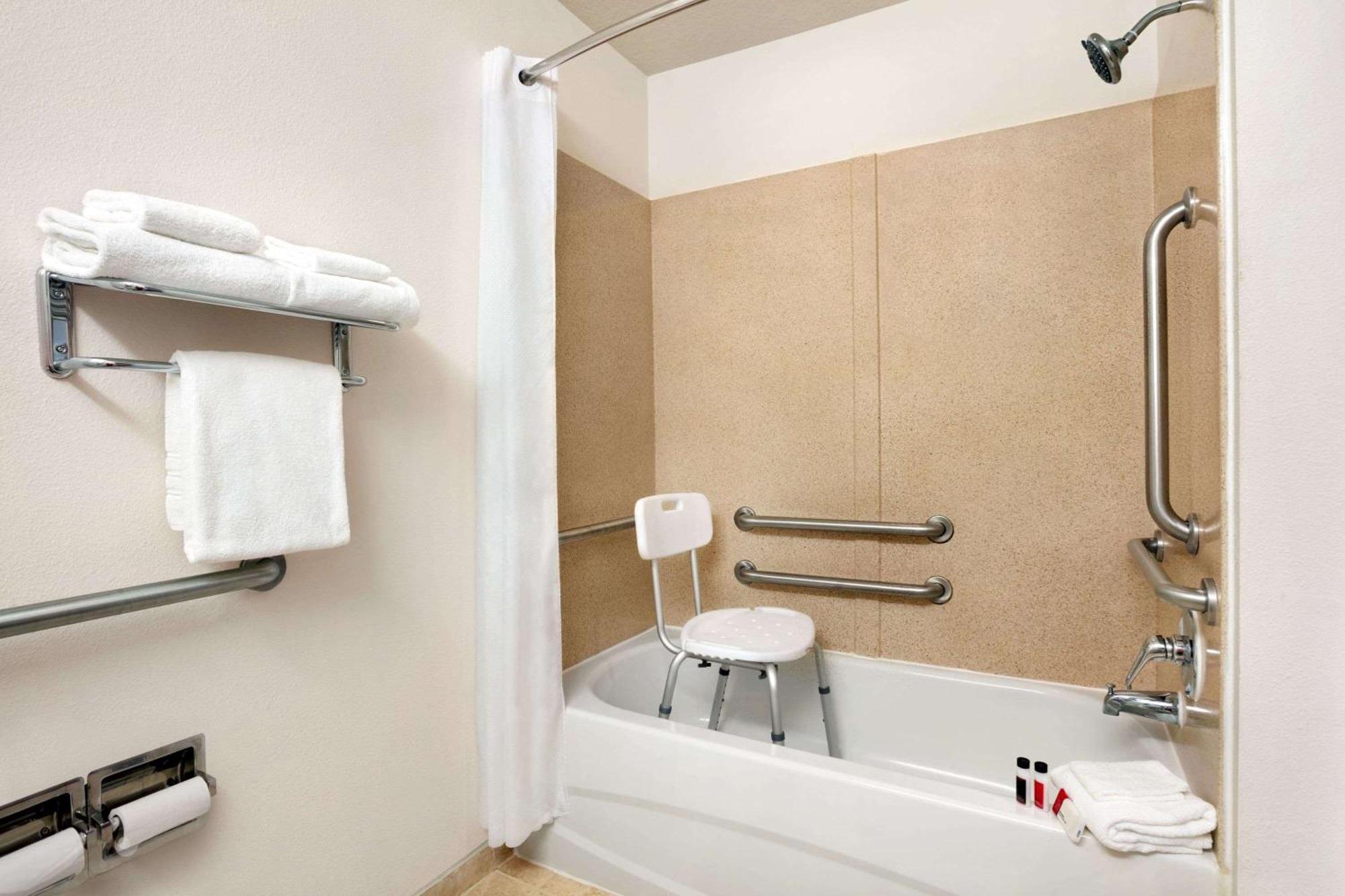 Microtel Inn & Suites By Wyndham Culpeper Exteriör bild